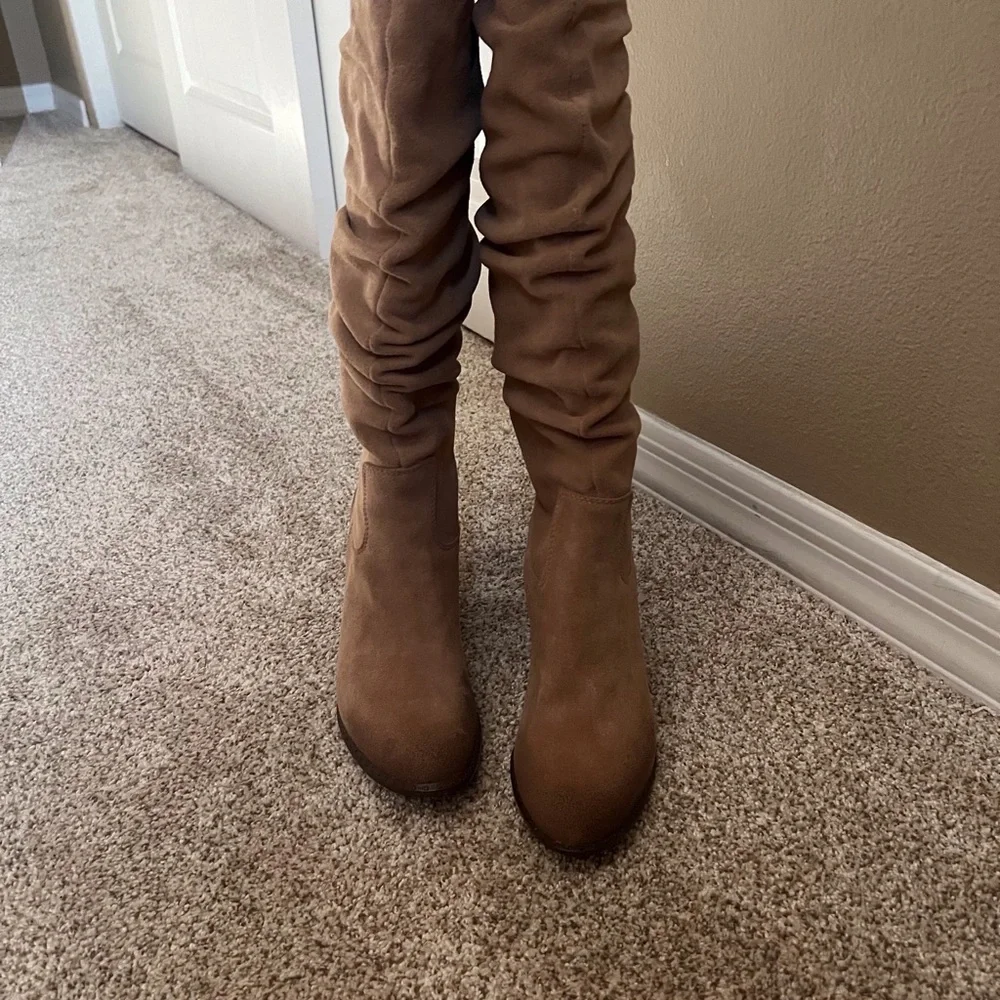 Boots - Tan Suede Splendid boots. Size 7 1/2. Like New. True to size. - Picture 6 of 16